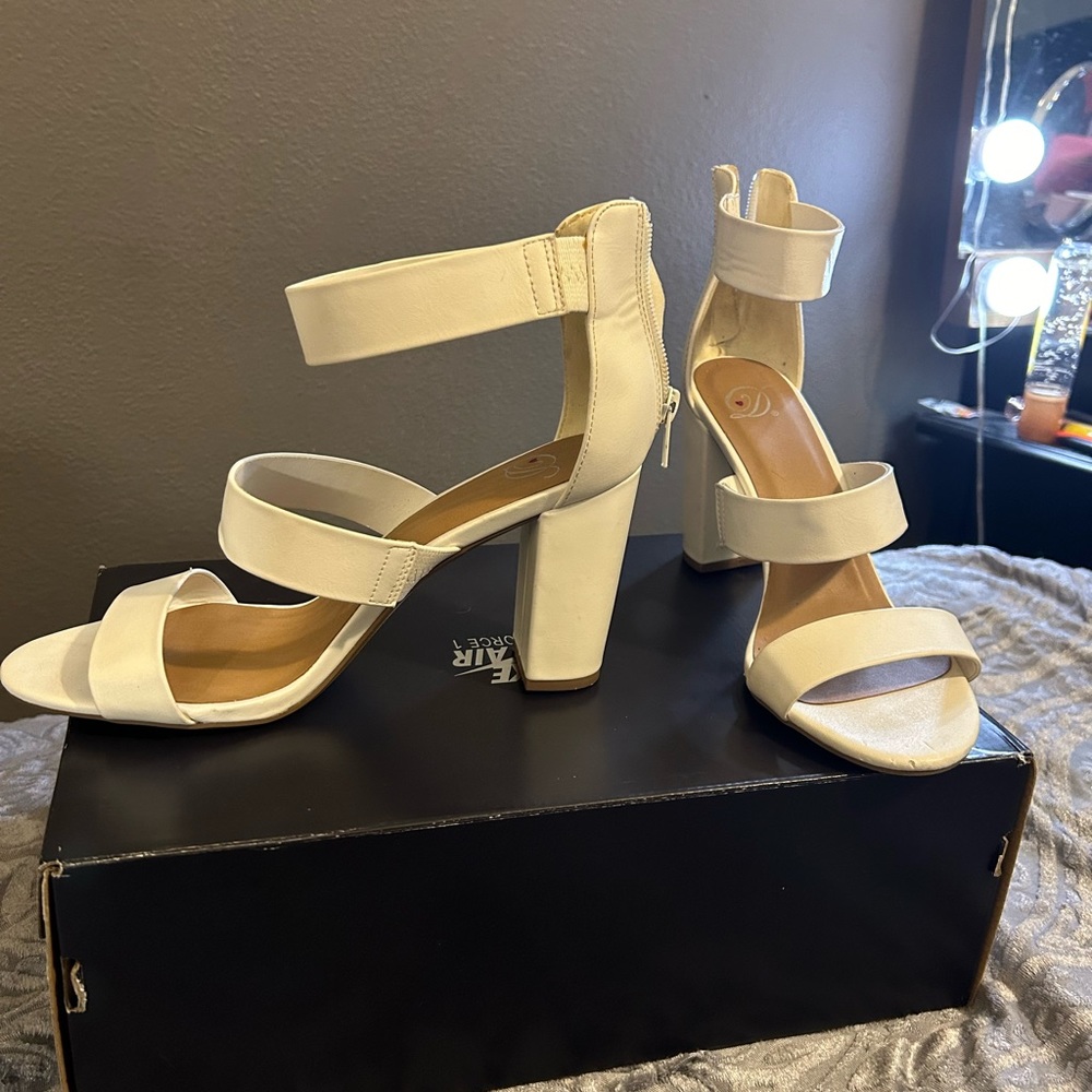 White toeless heel size 9